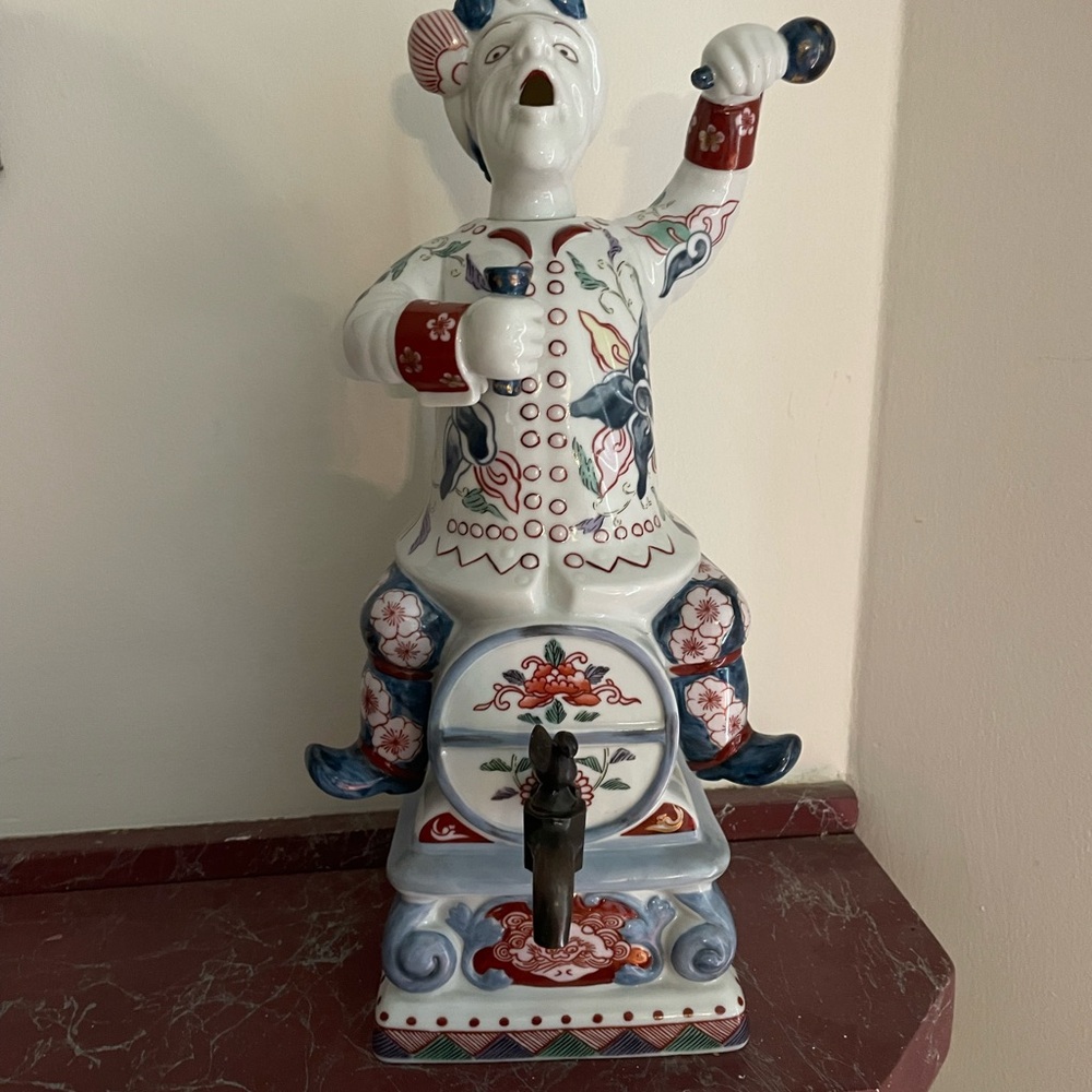 Imari ware Dutch man sitting on a barrel - Picture 2 of 7